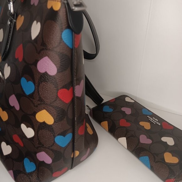 COACH GALLERY TOTE SIGNATURE CANVAS HEART PRINT W/ MATCHING WALLET - Picture 12 of 15